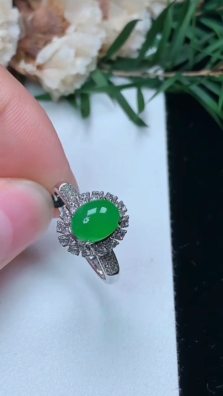 天然A货翡翠蛋面戒指，尺寸17-7.5-5.8，重量:3.12g2026年3月25日
工厂直销收藏佳品,种好水足，色泽均匀，有种有色，上手高大气！