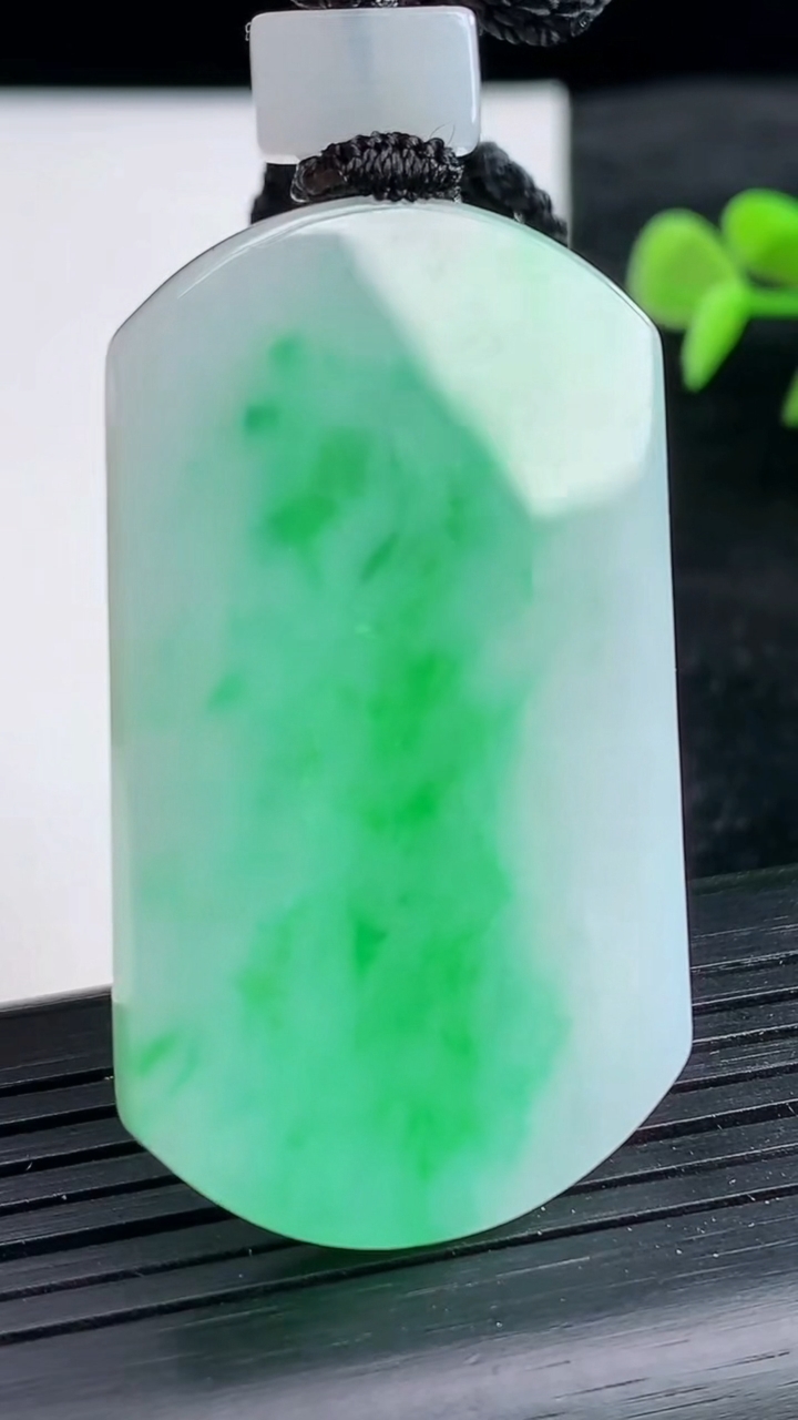 天然A货翡翠无事牌吊坠尺寸47.5-28.5-3.8重量:19.22g
3月25日