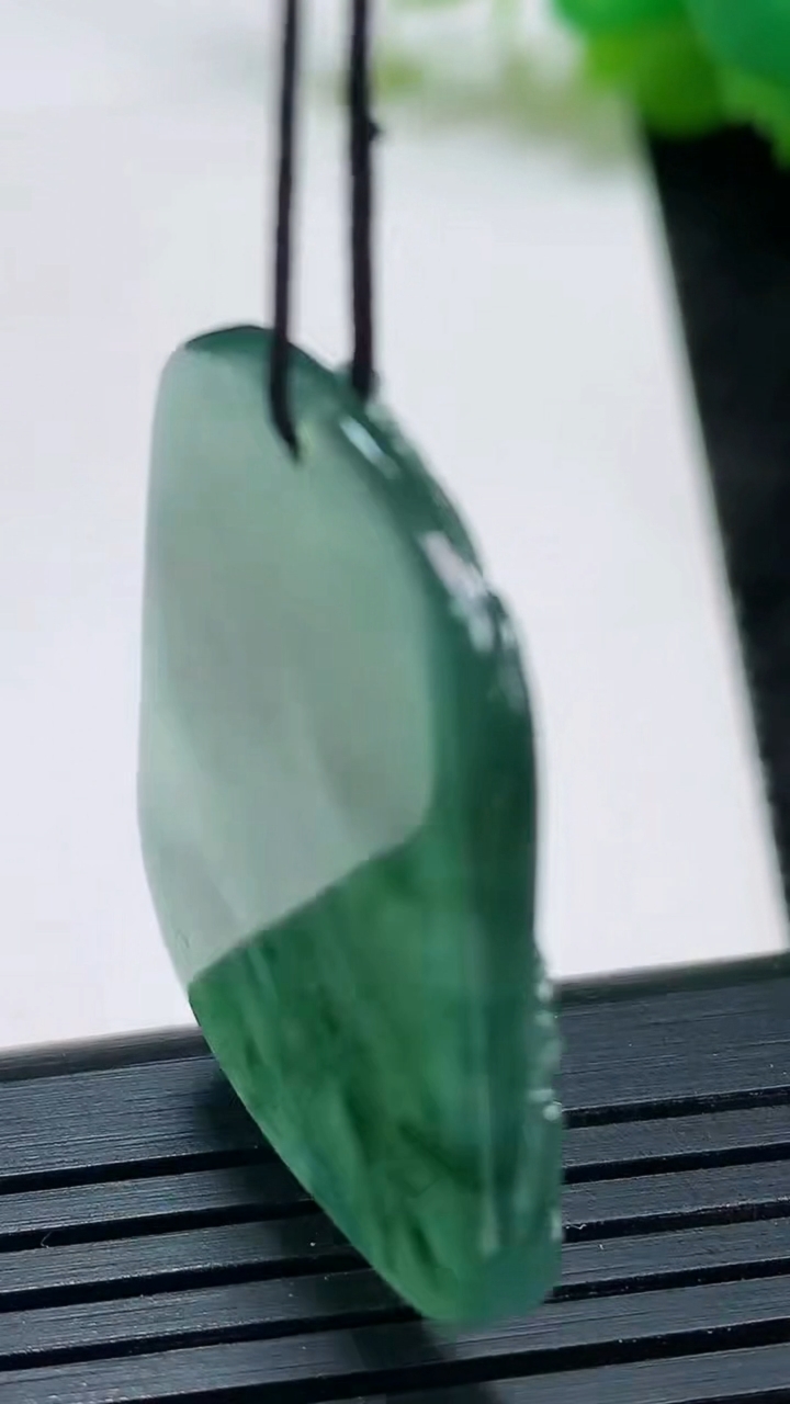 天然A货翡翠牌吊坠尺寸33.6-25.6-4.3重量:8.84g
3月25日