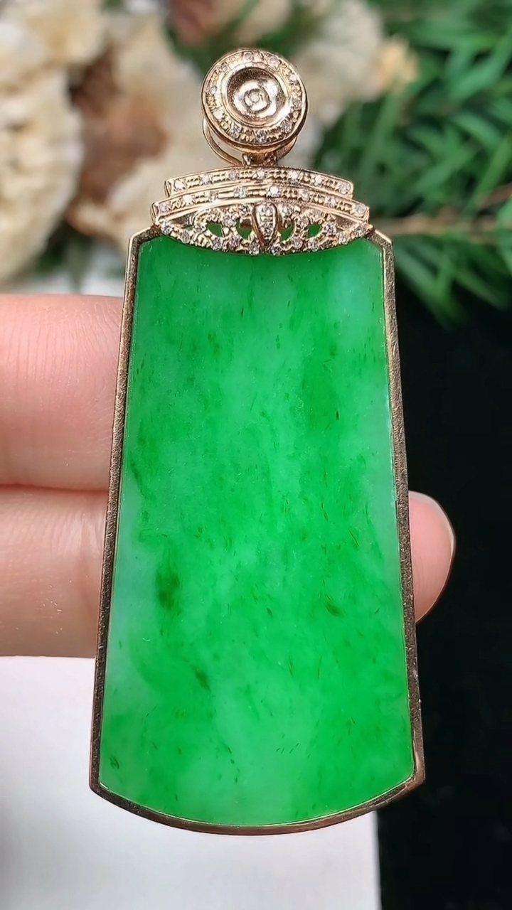 天然A货翡翠无事牌吊坠，尺寸38.5-22-3，重量:8.53g
3月25日