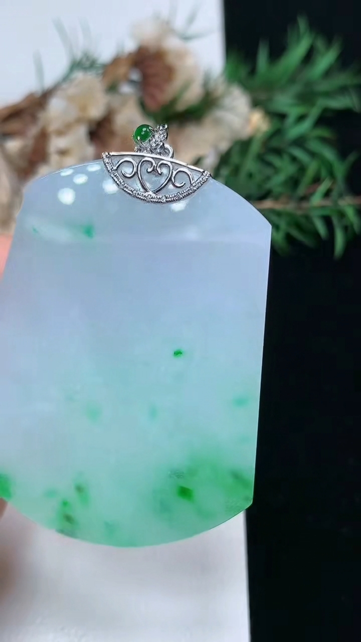 天然A货翡翠无事牌吊坠，尺寸49-38.7-6，重量:32.63g
3月25日