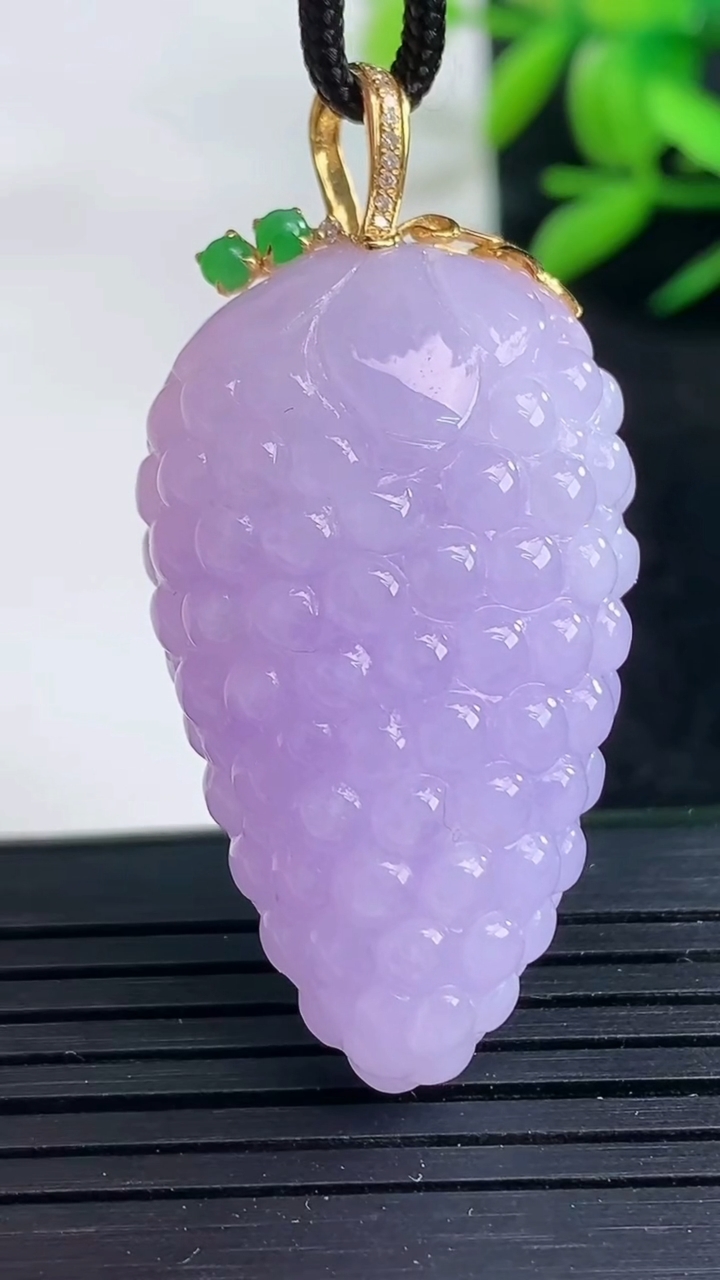 天然A货翡翠18K金紫罗兰多子多福 葡萄吊坠尺寸38.7-22.4-11.9重量:17.77g
3月