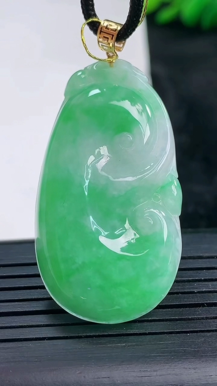 天然A货翡翠如意吊坠尺寸41.6-22.8-5.5重量:10.65g
3月25日