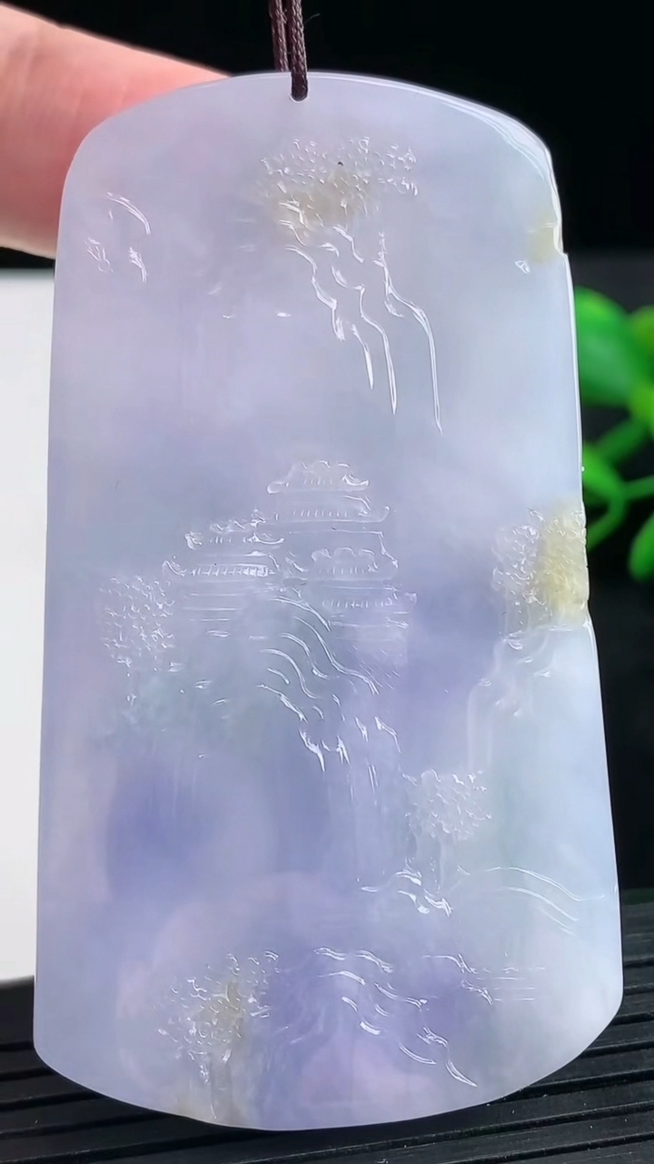 天然A货翡翠紫罗兰山水牌吊坠尺寸69.9-39-10.6重量:64.74g
3月25日