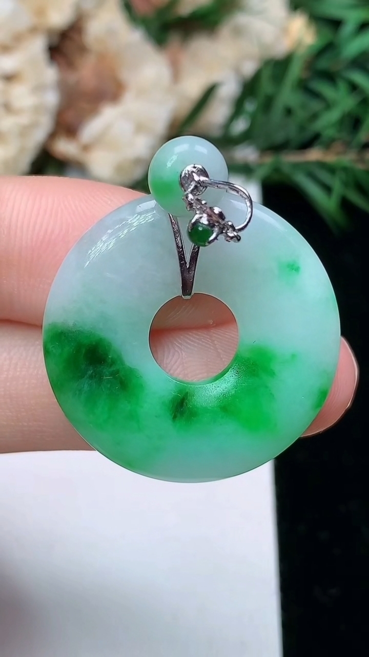 天然A货翡翠平安环吊坠，尺寸26.2-3.6，重量:5.58g
3月25日