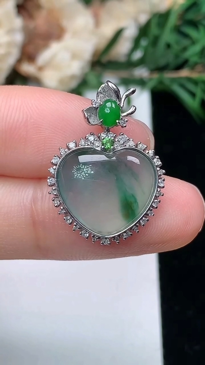 天然A货翡翠飘花爱心吊坠，尺寸22.8-16.4-5，裸石12-13，重量:2.65g
3月25日