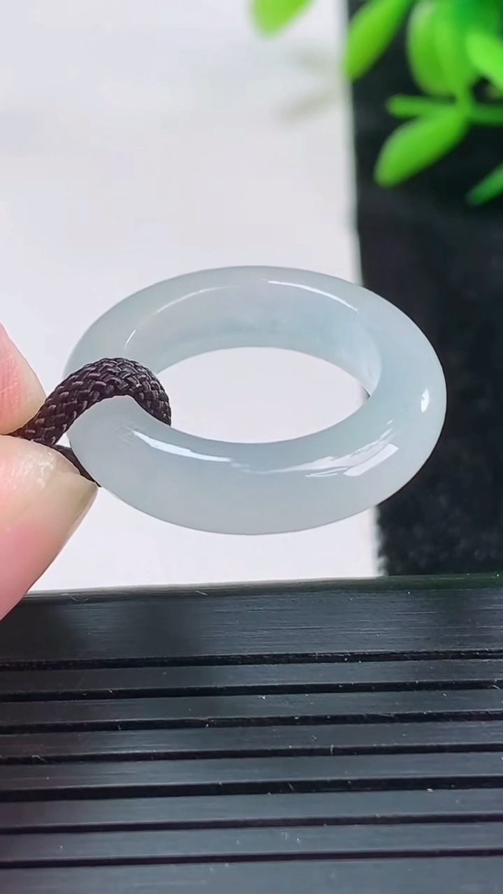 天然A货翡翠指环戒指尺寸16.4-5.4-4重量:4.17g2026年3月25日
工厂直销收藏佳品,种好水足，色泽均匀，有种有色，上手高大气！