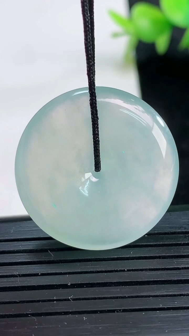 天然A货翡翠平安扣吊坠尺寸27.5-5.3重量:8.43g
3月25日