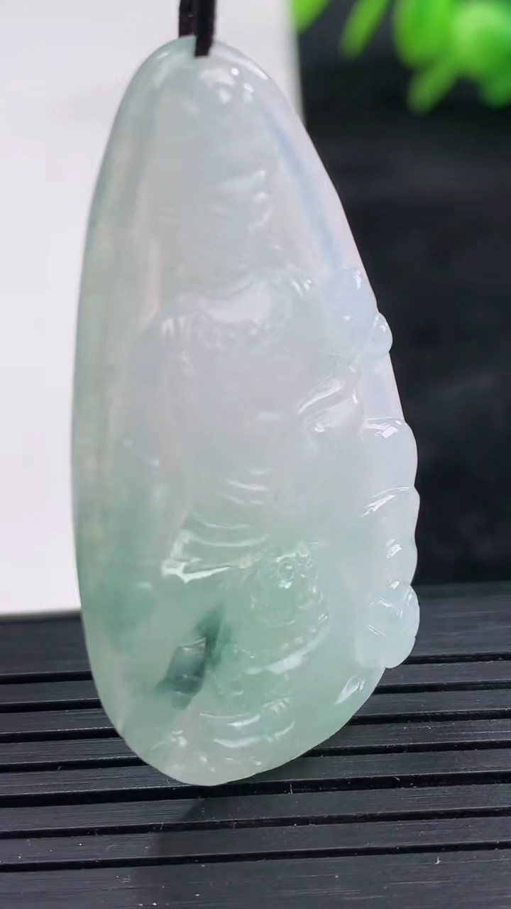 天然A货翡翠飘花普贤菩萨吊坠尺寸45.3-23.7-4.6重量:9.28g
3月25日