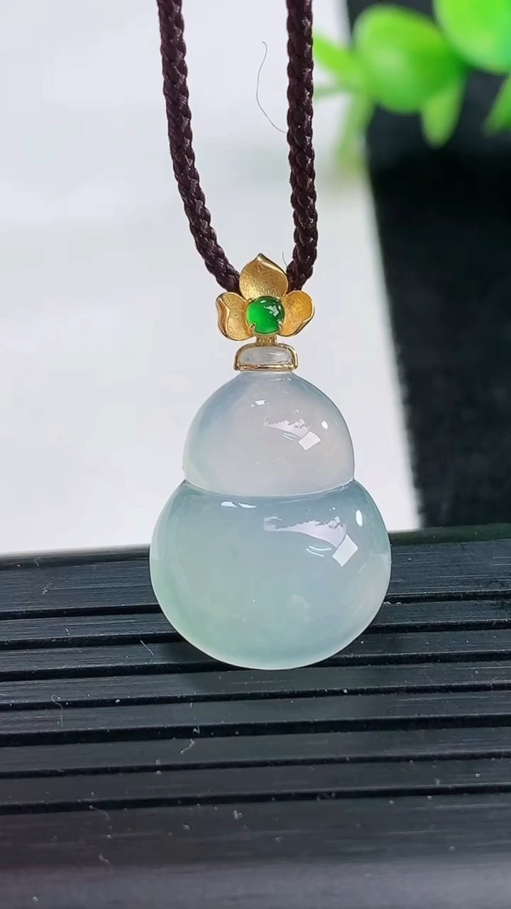 天然A货翡翠种白冰葫芦吊坠尺寸20.8-15.4-5重量:2.85g
3月25日