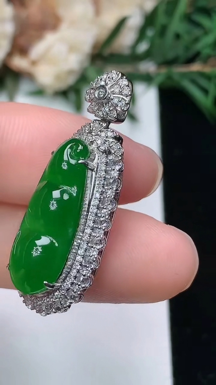 天然A货翡翠福豆吊坠，尺寸32.2-12.3-11.3
3月25日