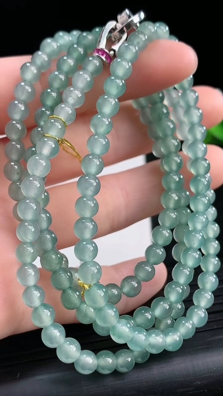 天然A货翡翠种飘花圆珠项链尺寸4.8-148颗重量:30.95g3月25日
工厂直销收藏佳品,种好水足，色泽均匀，有种有色，上手高大气！