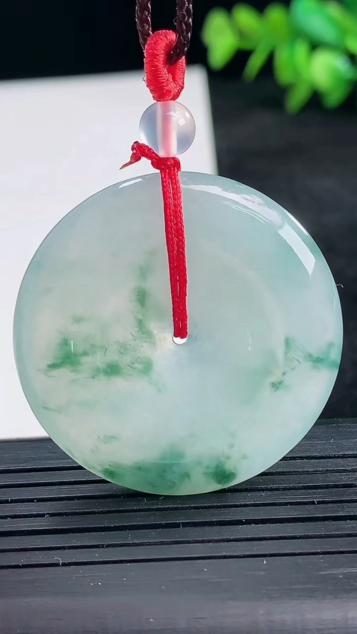 天然A货翡翠冰种飘花平安扣吊坠尺寸36.6-6重量:17.65g
3月25日