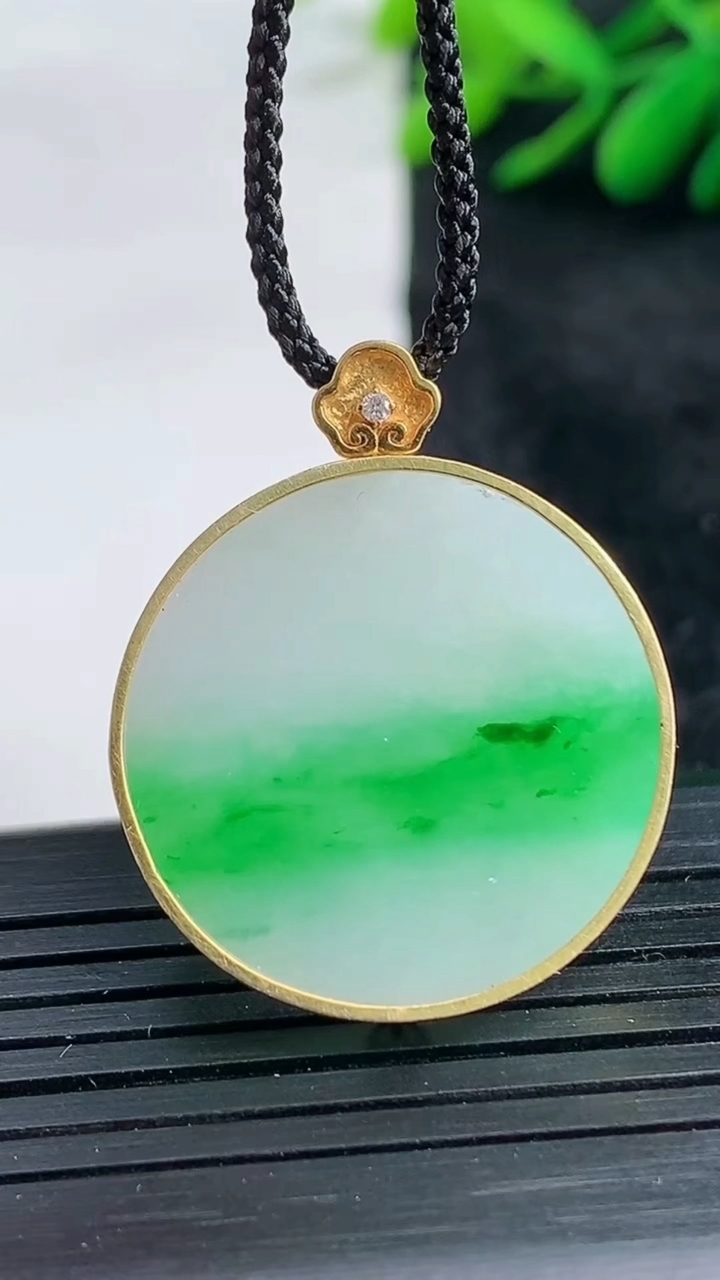 天然A货翡翠无事牌吊坠尺寸24.5-4重量:6.91g
3月25日