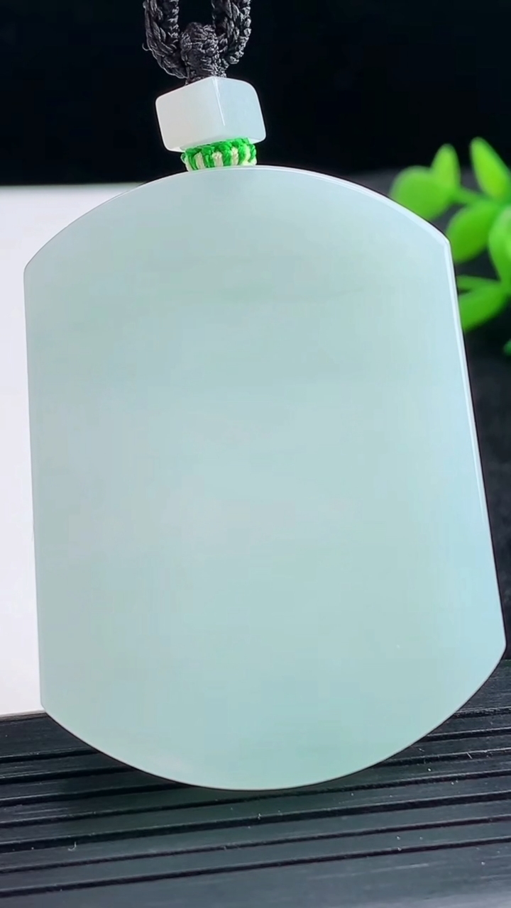 天然A货翡翠无事牌吊坠尺寸51-38.5-5.8重量:36.98g
3月25日