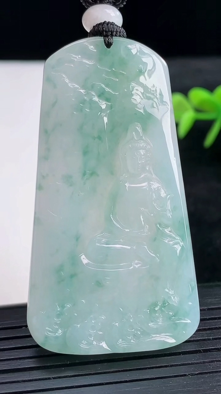 天然A货翡翠飘花观音菩萨吊坠尺寸58.4-32.9-5.5重量:28.22g
3月25日