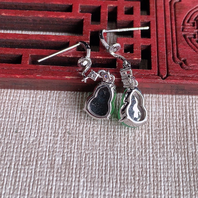 天然A货翡翠18K金伴钻镶嵌满绿葫芦耳坠 
尺寸10-6.8-5.2mm 重量3.00g 0324