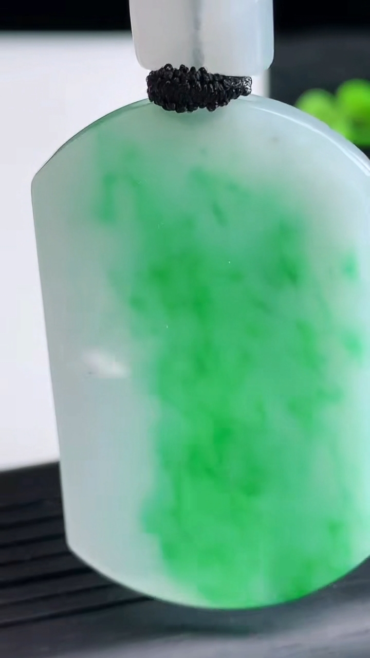 天然A货翡翠无事牌吊坠尺寸47.5-28.5-3.8重量:19.22g
3月25日