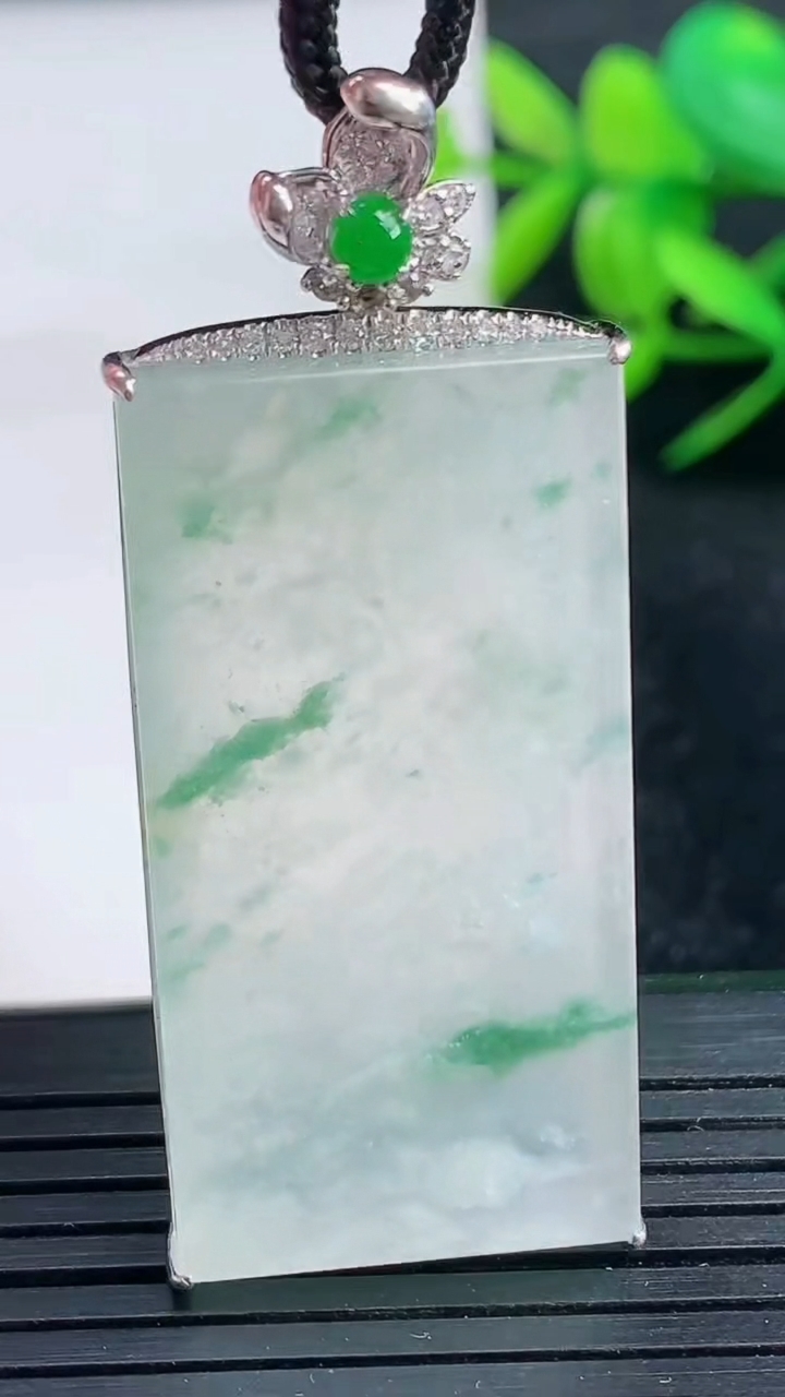 天然A货翡翠种飘花无事牌吊坠尺寸48.8-38.6-20-5.9重量:2.48g
3月25日