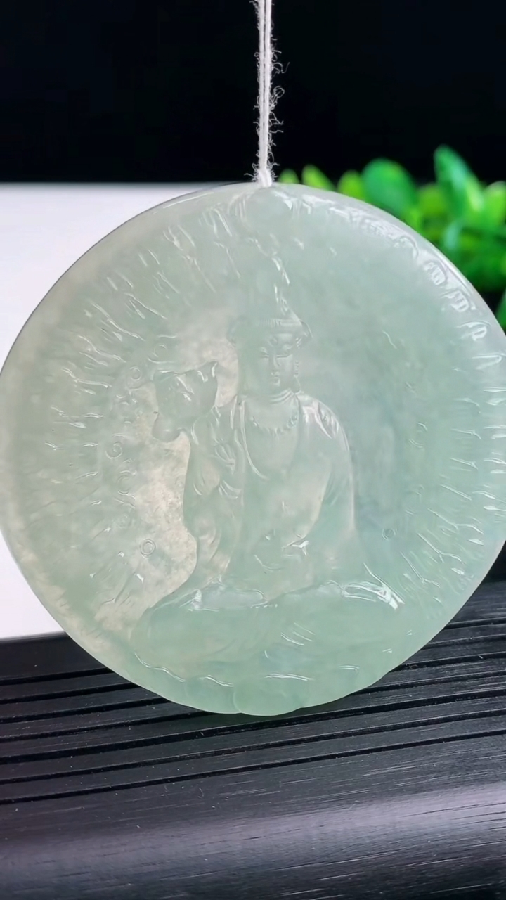 天然A货翡翠千手观音吊坠尺寸55.7-5重量:33.13g
3月25日