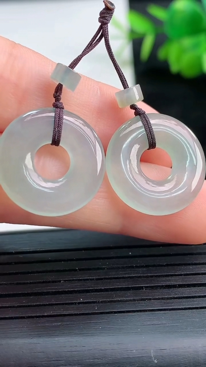 天然A货翡翠平安环吊坠一对尺寸17.9-2.5重量:3.75g
3月25日