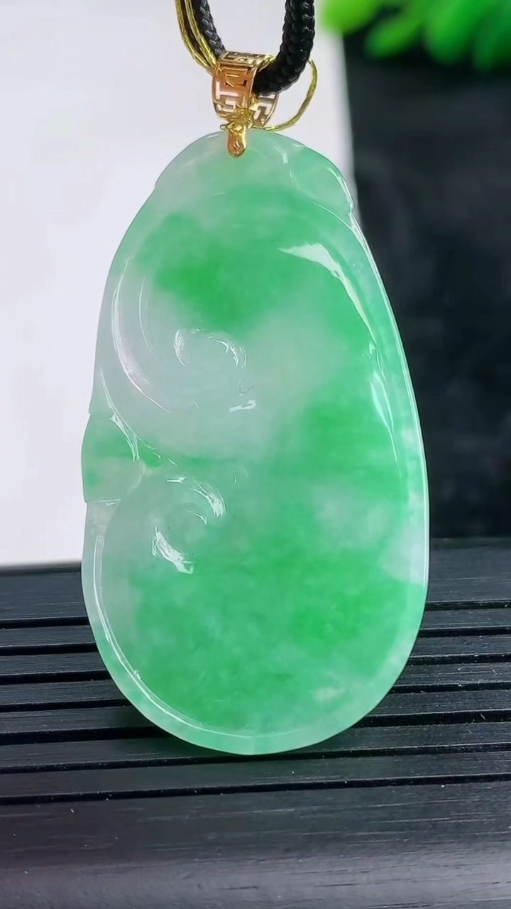 天然A货翡翠如意吊坠尺寸41.6-22.8-5.5重量:10.65g
3月25日