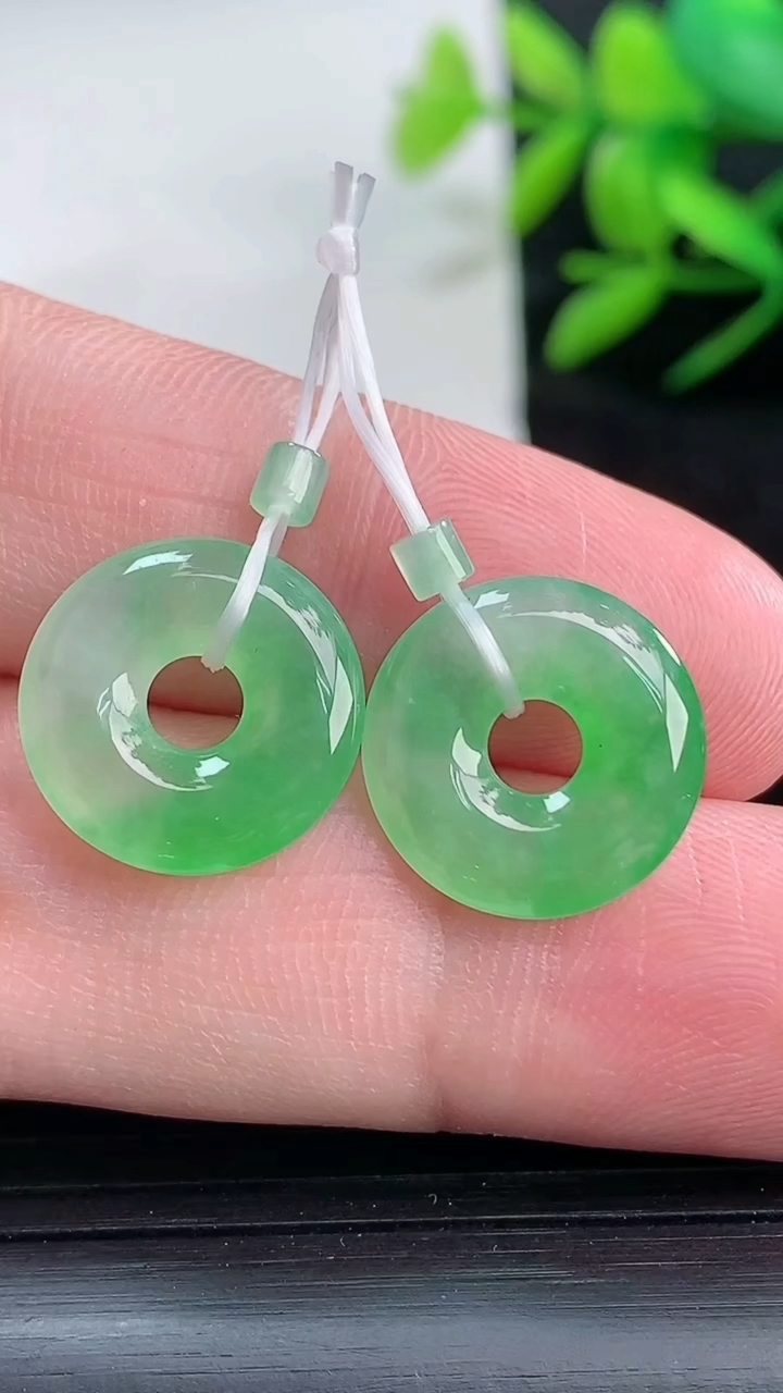 天然A货翡翠平安环吊坠一对尺寸14.5-2.6重量:2.40g
3月25日