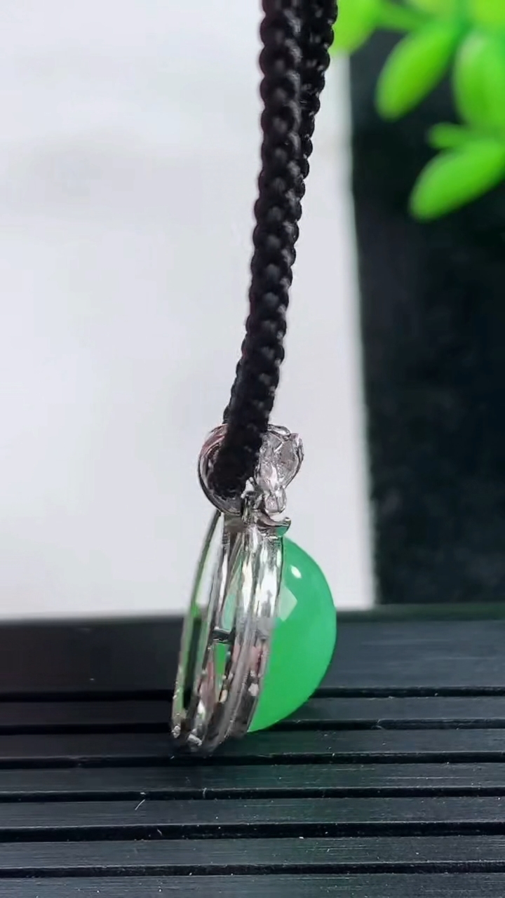 天然A货翡翠蛋面吊坠尺寸22.4-14.6-8.3裸石12-11重量:2.86g
3月25日