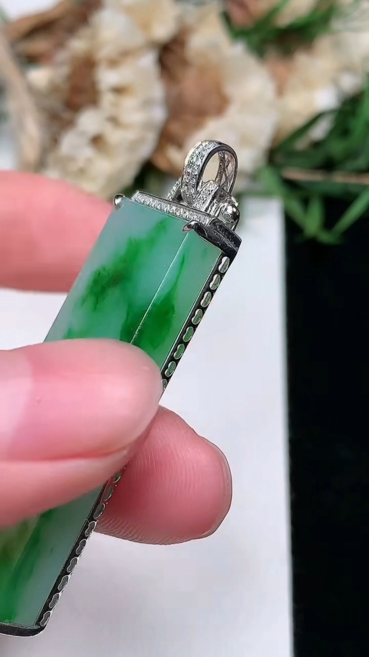 天然A货翡翠无事牌吊坠，尺寸38-13-6.2，重量:8.83g
3月25日