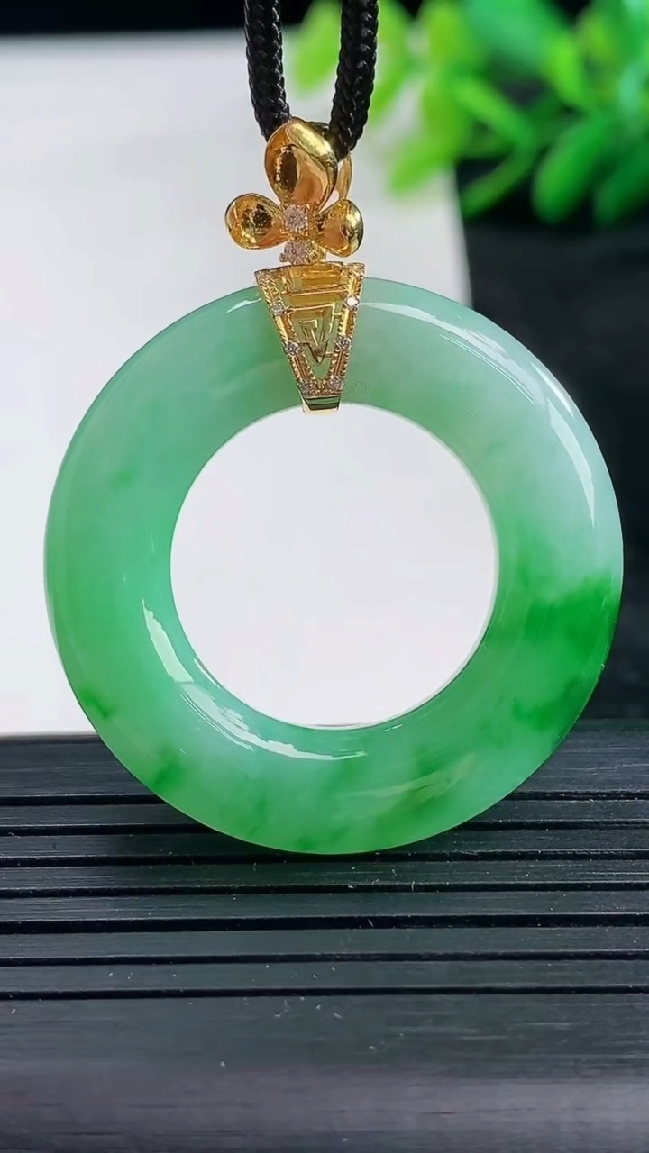 天然A货翡翠平安环吊坠尺寸33.6-5.7重量:10.79g
3月25日