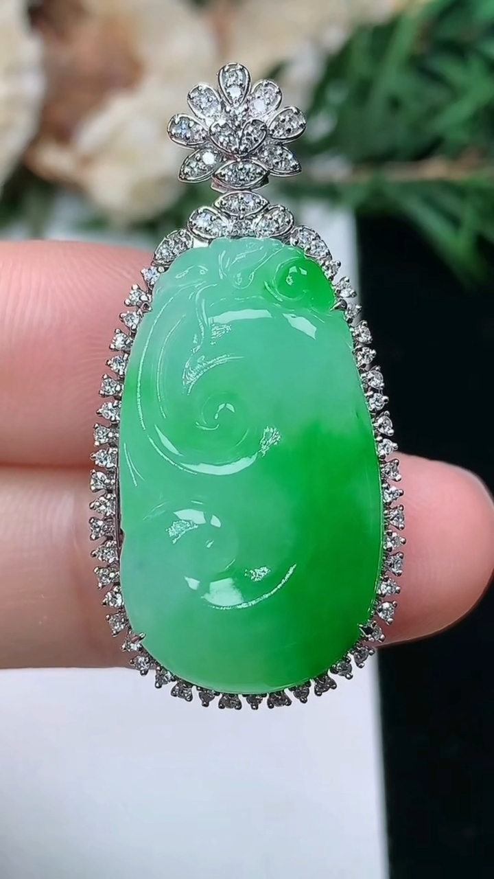 天然A货翡翠如意吊坠，尺寸35.4-17.3-9.6，裸石24.4-14.2，重量:7.00g
3月