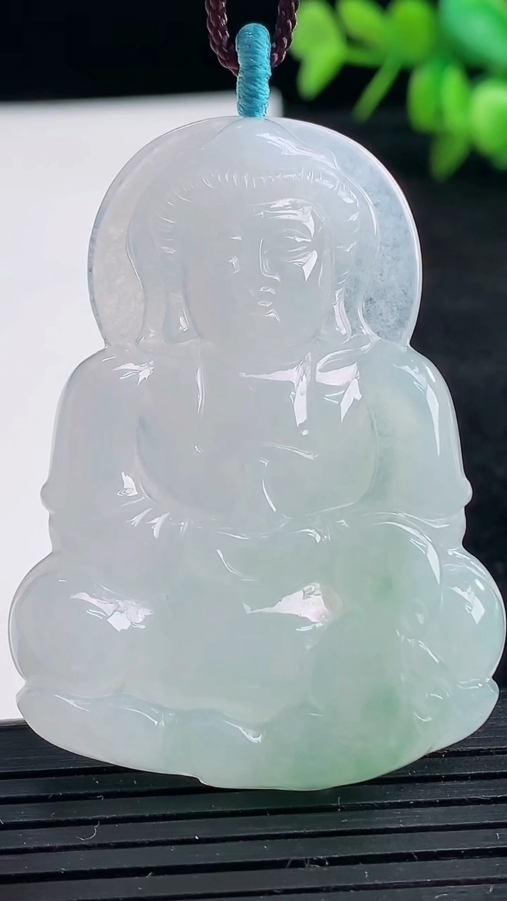 天然A货翡翠观音菩萨吊坠尺寸51.8-38.3-5.7重量:19.09g
3月25日