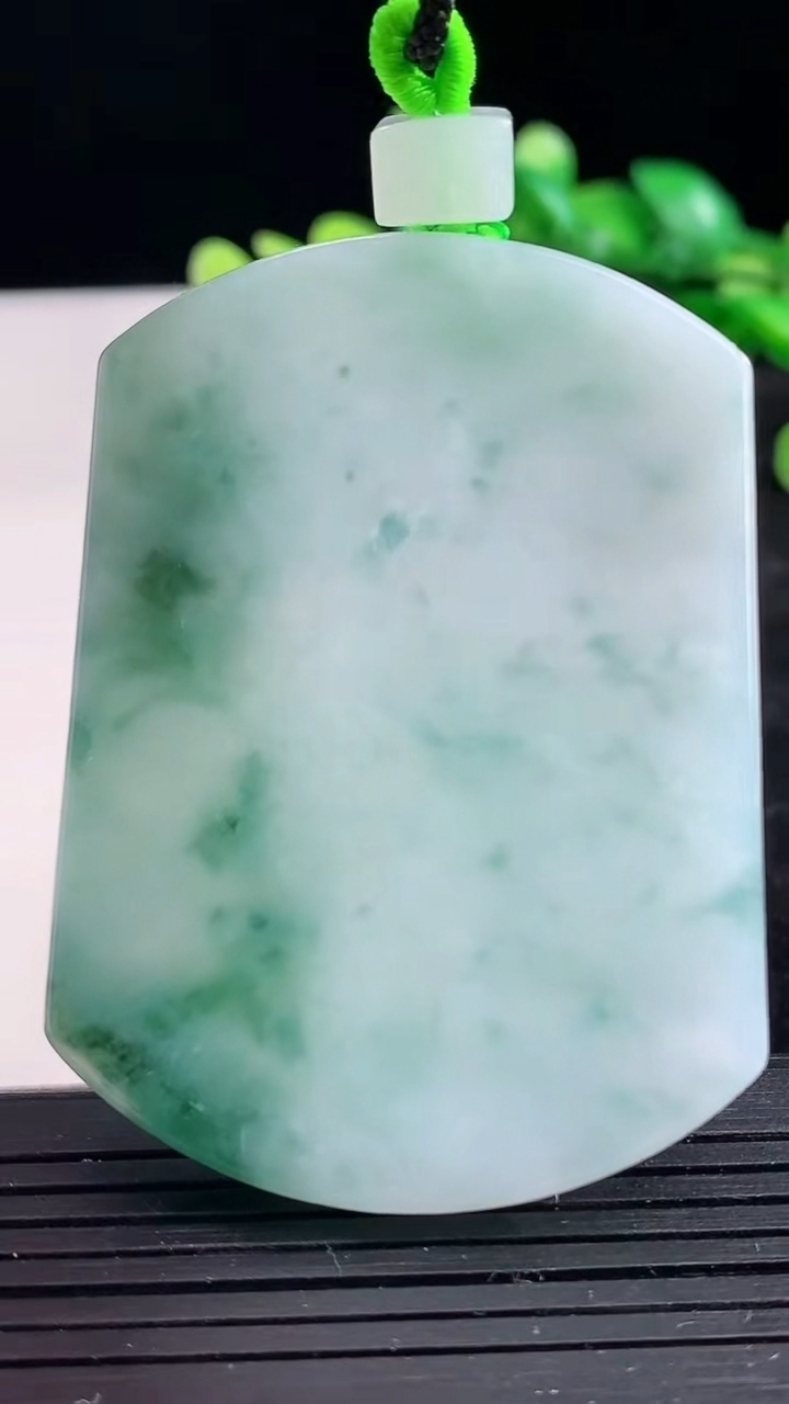 天然A货翡翠飘花无事牌吊坠尺寸58.3-42.5-6.3重量:47.59g
3月25日