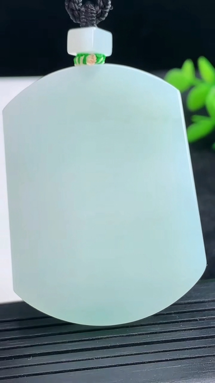 天然A货翡翠无事牌吊坠尺寸51-38.5-5.8重量:36.98g
3月25日