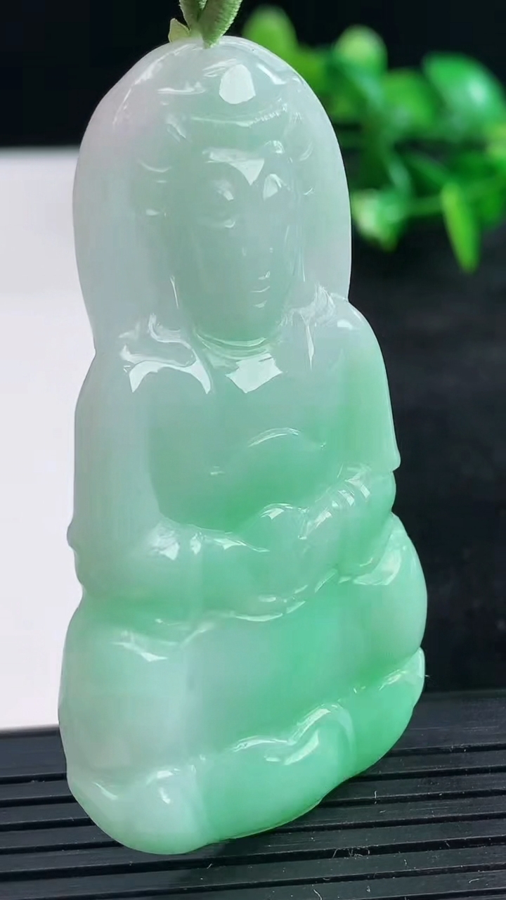 天然A货翡翠观音菩萨吊坠尺寸61.7-35.2-5.3重量:22.59g
3月25日