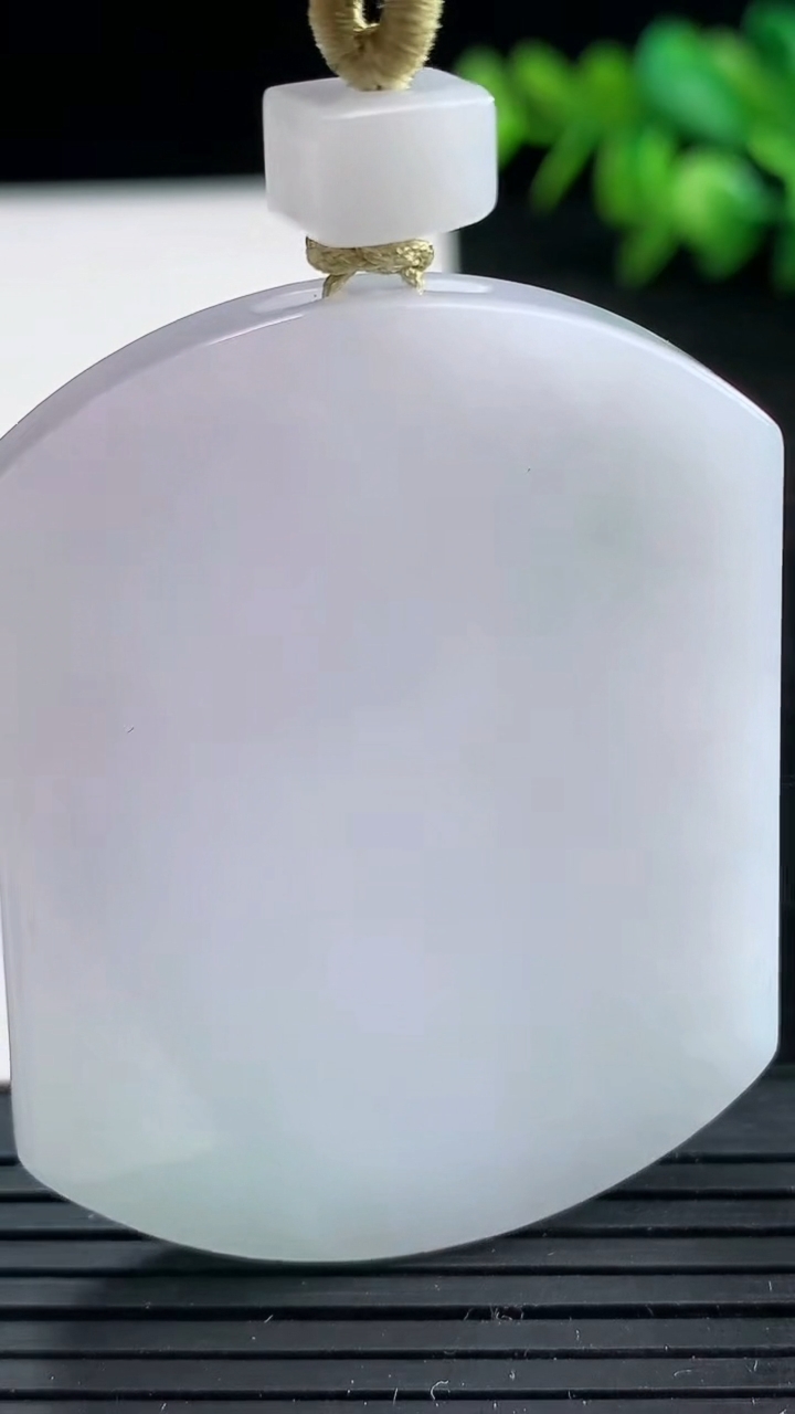 天然A货翡翠紫罗兰无事牌吊坠尺寸50.4-38.9-5.8重量:34.60g
3月25日