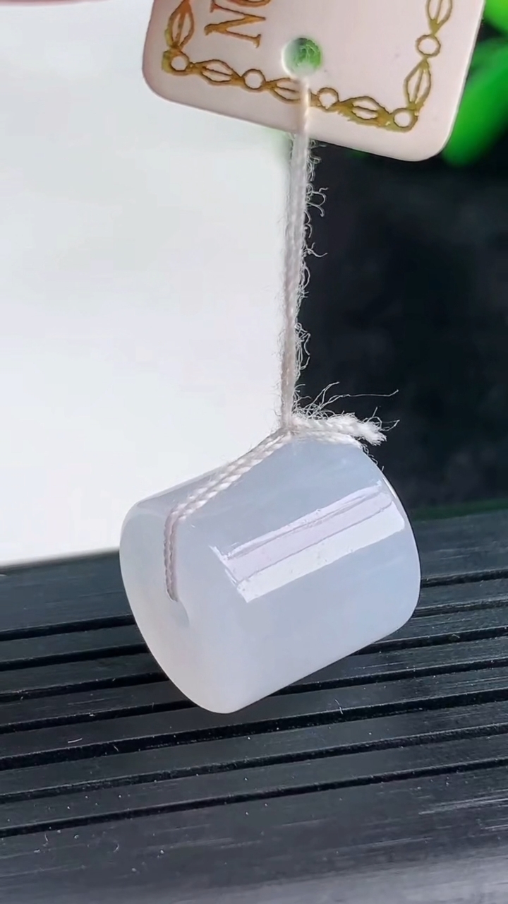 天然A货翡翠紫罗兰路路通吊坠尺寸13.1-13重量:6.14g
3月25日