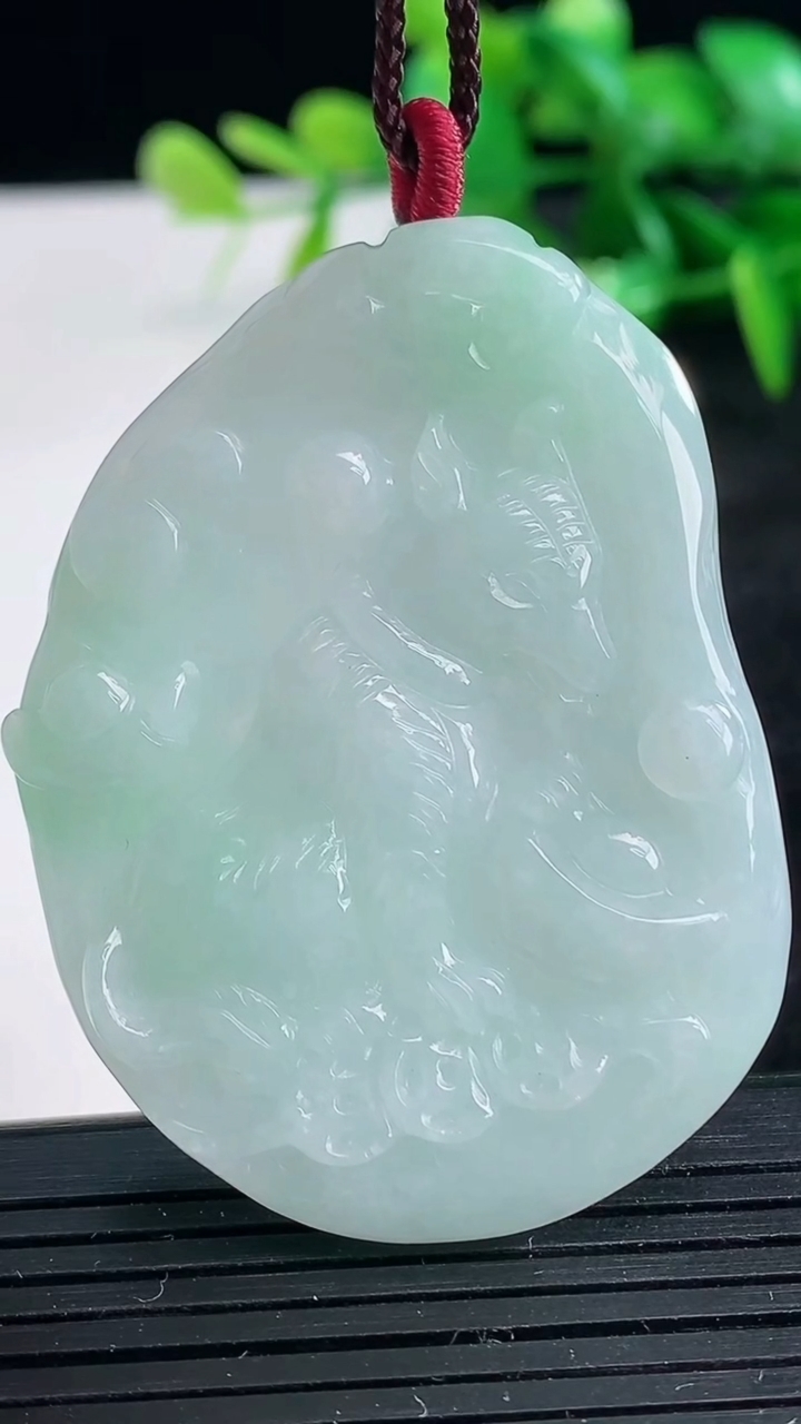 天然A货翡翠生肖狗吊坠尺寸51.2-39.3-5.4重量:24.17g
3月25日