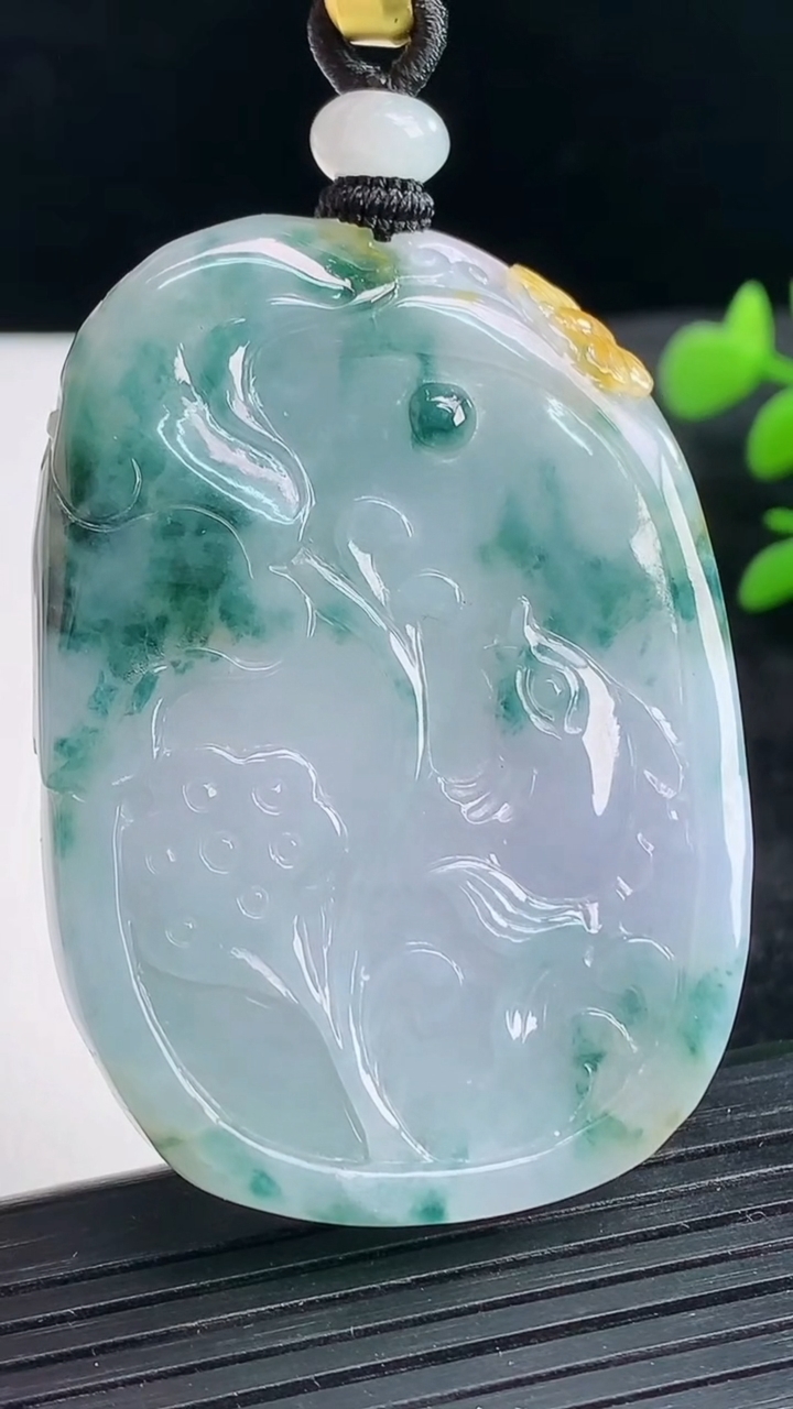 天然A货翡翠紫罗兰 飘花年年有余吊坠尺寸54.7-38-6.6重量:39.48g
3月25日