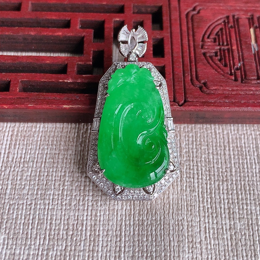 天然A货翡翠18K金伴钻镶嵌阳绿如意吊坠 
尺寸35.2-17.8-7.6裸石24.3-13.3mm 重量5.73g 0324