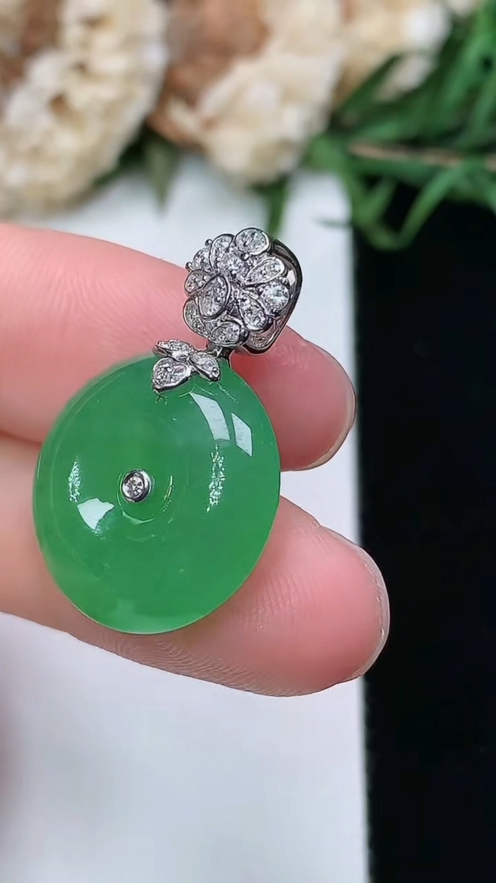 天然A货翡翠平安扣吊坠，尺寸16.9-5.7，重量:4.00g
3月25日