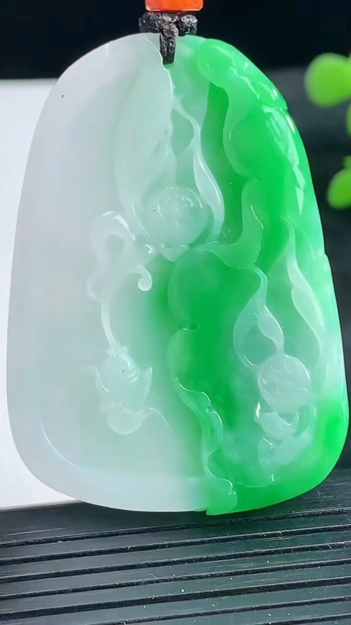 天然A货翡翠和和美美 荷花吊坠尺寸49.6-34.9-8.7重量:31.23g
3月25日