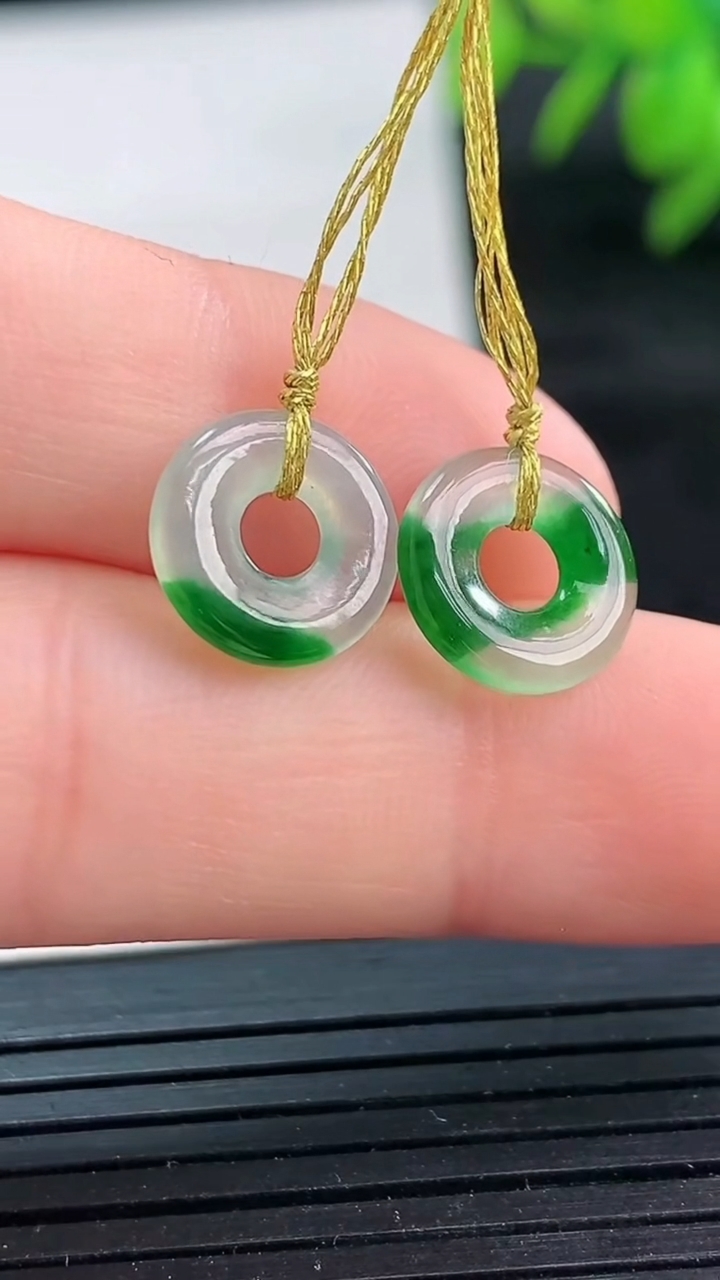 天然A货翡翠平安环吊坠一对尺寸10-1.9重量:0.88g
3月25日