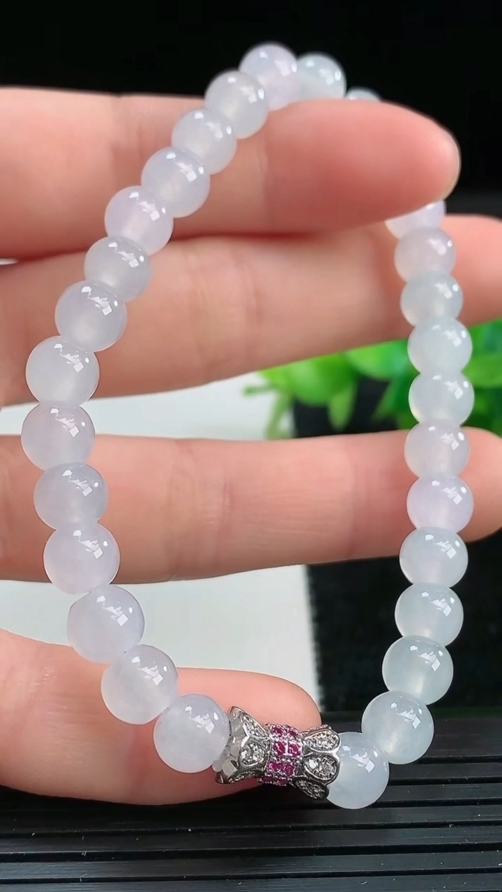 天然A货翡翠圆珠手串尺寸6.6-29颗重量:15.83g3月25日
工厂直销收藏佳品,种好水足，色泽均匀，有种有色，上手高大气！