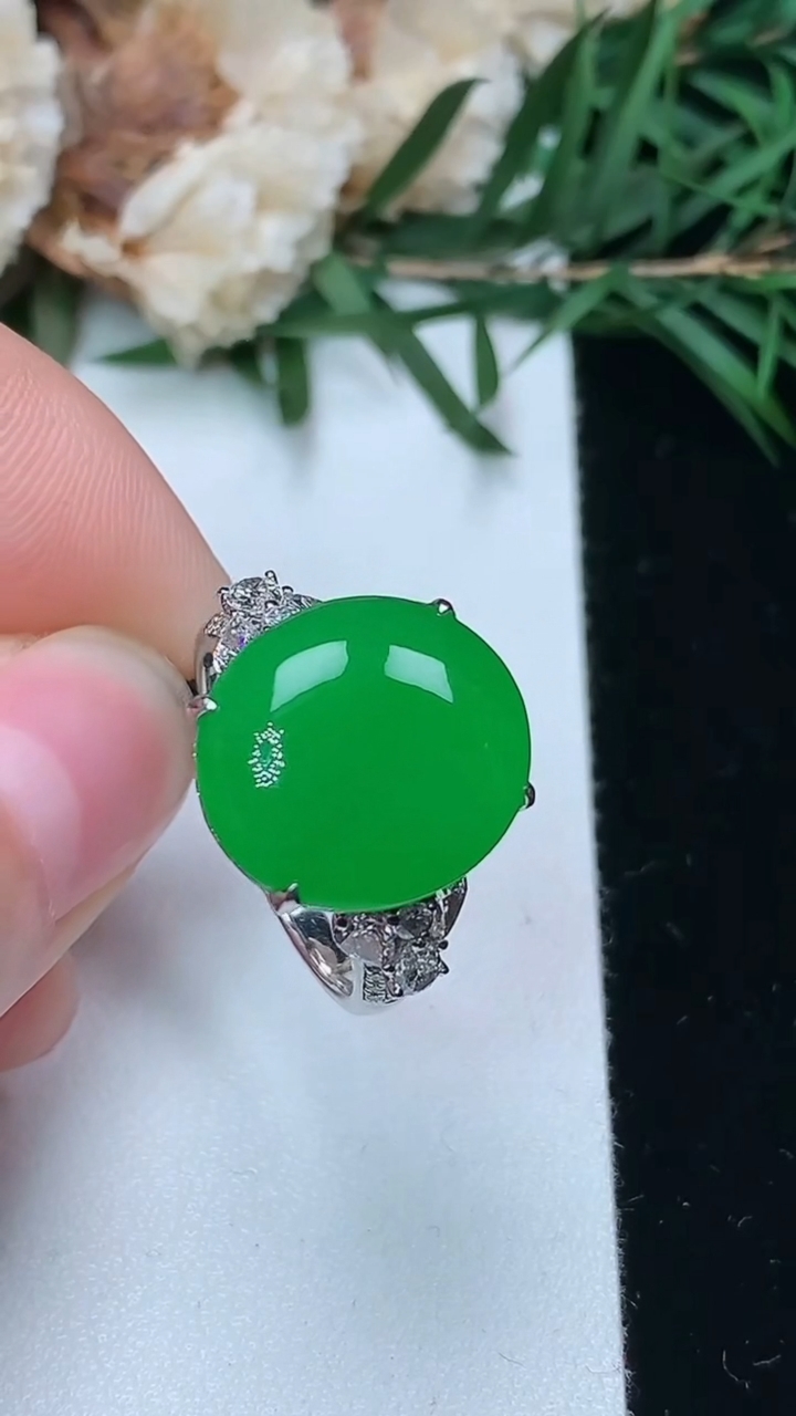 天然A货翡翠蛋面戒指，尺寸17.2-14.5-13，重量:6.00g
3月25日