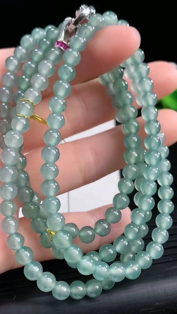 天然A货翡翠种飘花圆珠项链尺寸4.8-148颗重量:30.95g3月25日
工厂直销收藏佳品,种好水足，色泽均匀，有种有色，上手高大气！