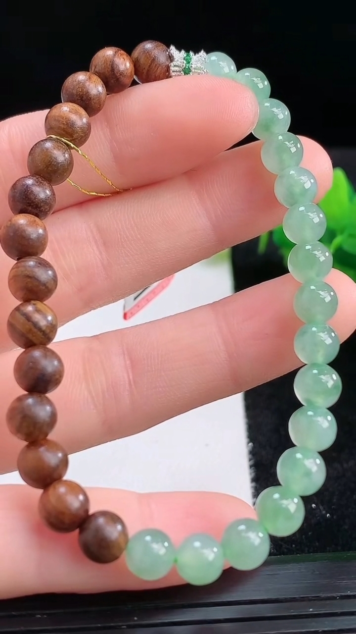 天然A货翡翠檀香圆珠手串尺寸5.7重量:7.77g3月25日
工厂直销收藏佳品,种好水足，色泽均匀，有种有色，上手高大气！