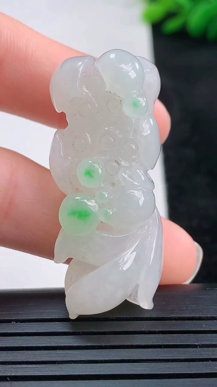 天然A货翡翠和和美美 荷花吊坠尺寸18.2-41.4-13.5重量:15.74g
3月25日