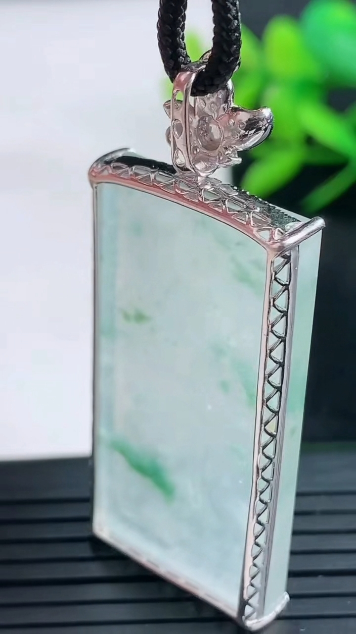 天然A货翡翠种飘花无事牌吊坠尺寸48.8-38.6-20-5.9重量:2.48g
3月25日