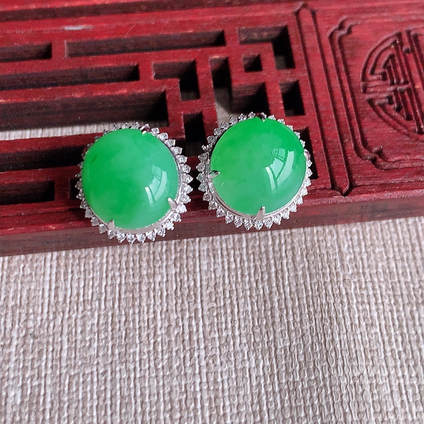 天然A货翡翠18K金伴钻镶嵌满绿蛋面耳钉 
尺寸11.4-10.8mm 重量5.16g 0324